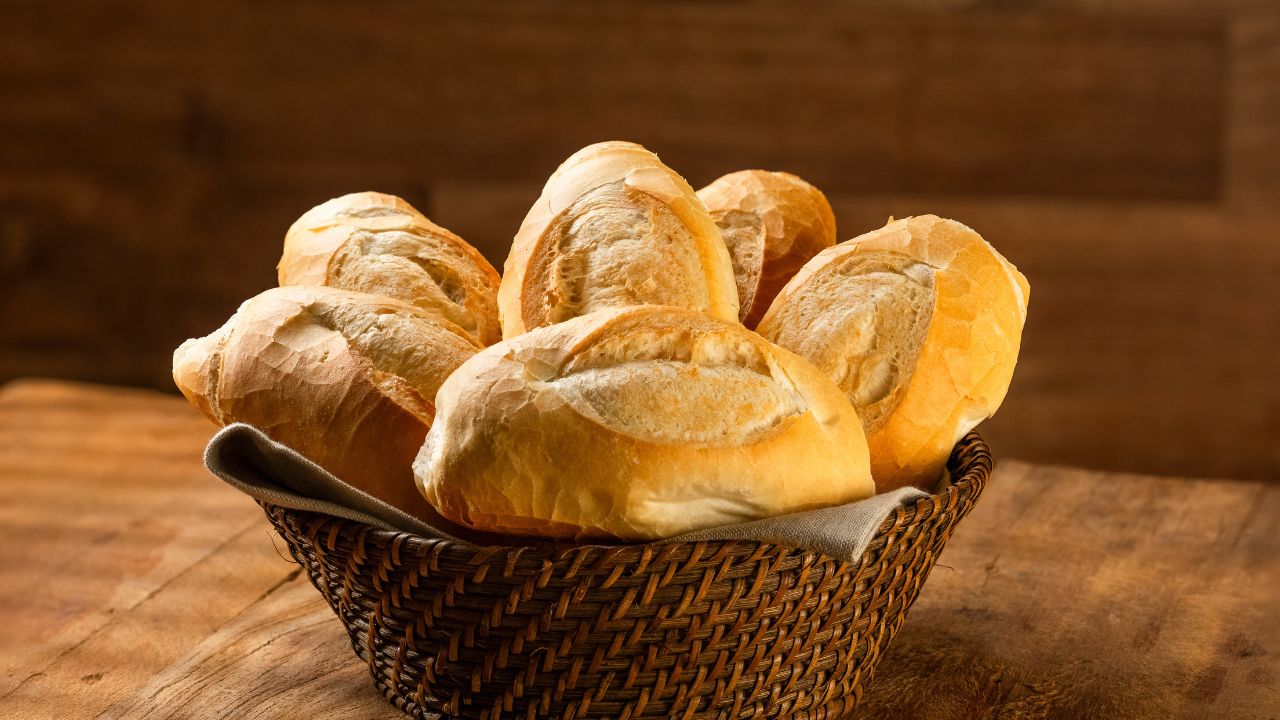 Pão francês quentinho da padaria